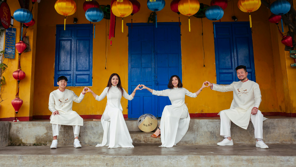 Sự tương tác tự nhiên như trò chuyện, cười đùa là chìa khóa để có những bức ảnh áo dài nhóm sống động và không bị gượng gạo