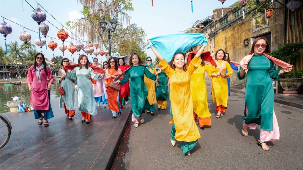 Bố cục hình tam giác giúp tạo điểm nhấn trung tâm và chiều sâu cho bức ảnh nhóm, tránh sự đơn điệu của việc đứng thẳng hàng