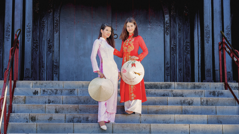 Phụ kiện truyền thống như nón lá, xe đạp không chỉ làm đẹp mà còn giúp câu chuyện trong bức ảnh thêm phần sâu sắc và đậm chất Việt Nam