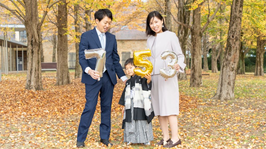 Tương tác với phụ kiện như bóng bay giúp bức ảnh sinh nhật thêm phần vui tươi và sinh động